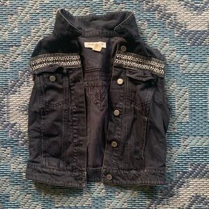 Sleeveless vest with embroidery on back